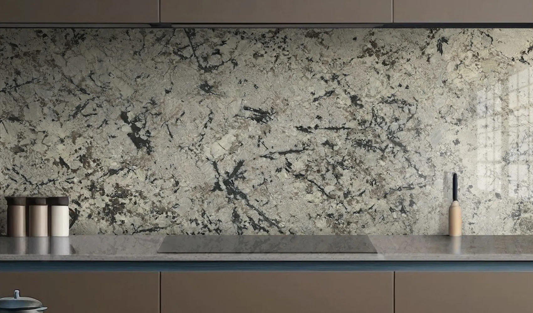 Гранит Arctik White в интерьере (фартук)